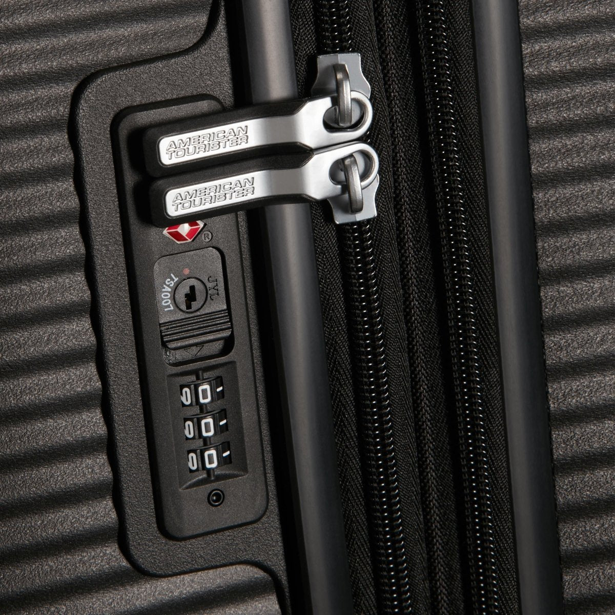 American Tourister Curio Spinner Carry - OnLuggageBlack