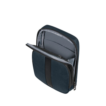 The Samsonite SackSquare Crossbody Small, in dark blue with a black stripe, provides hands-free mobility and stylish protection for your device. Its open design features a compartment ideal for slipping in a tablet or small laptop, making it an essential addition to your trendy bag collection.